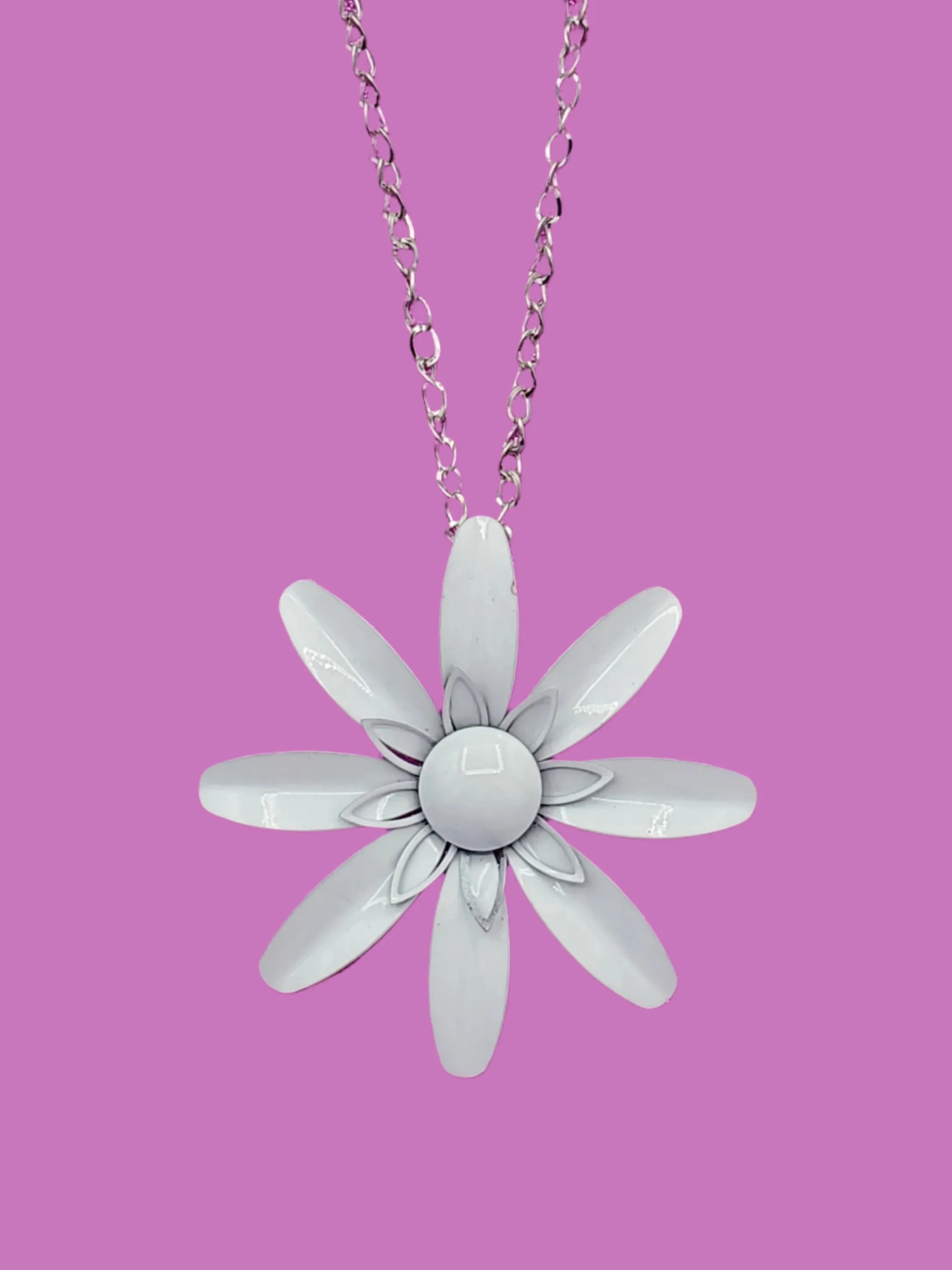 Metal Daisy Pendant Necklace in White